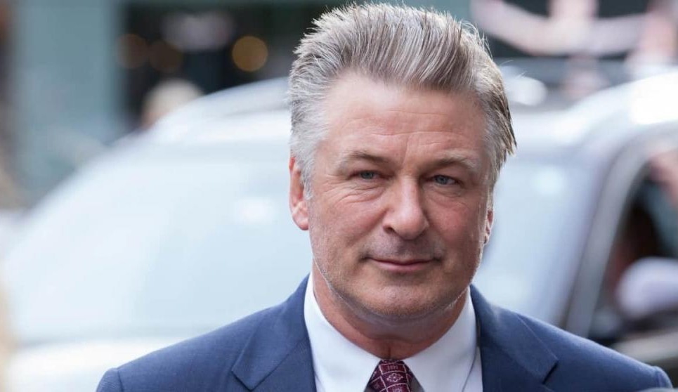 Alec Baldwin é inocentado em investigação sobre a morte da diretora Halyna Hutchins