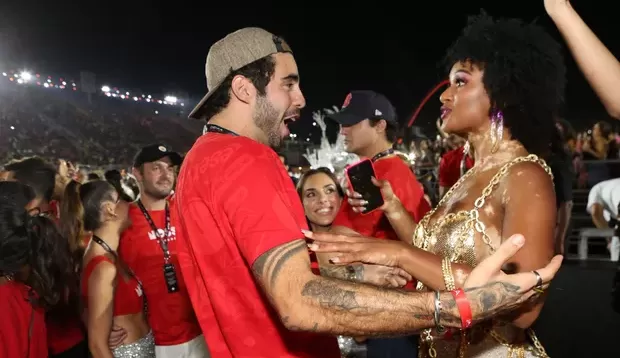 Pedro Scooby encontra ex-brothers na Sapucaí