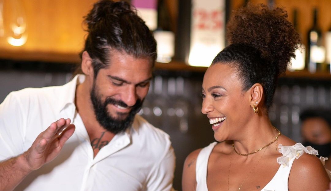 Sheron Menezzes e Saulo Camelo fazem cerimônia de casamento na praia