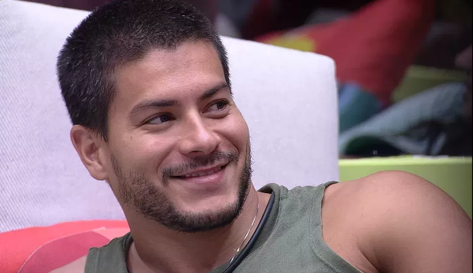 BBB22: Arthur Aguiar come farofa e revela como lida com dietas montadas por Maíra Cardi