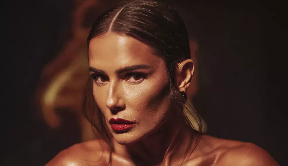 Na Sapucaí, Deborah Secco mostra sua nova fantasia