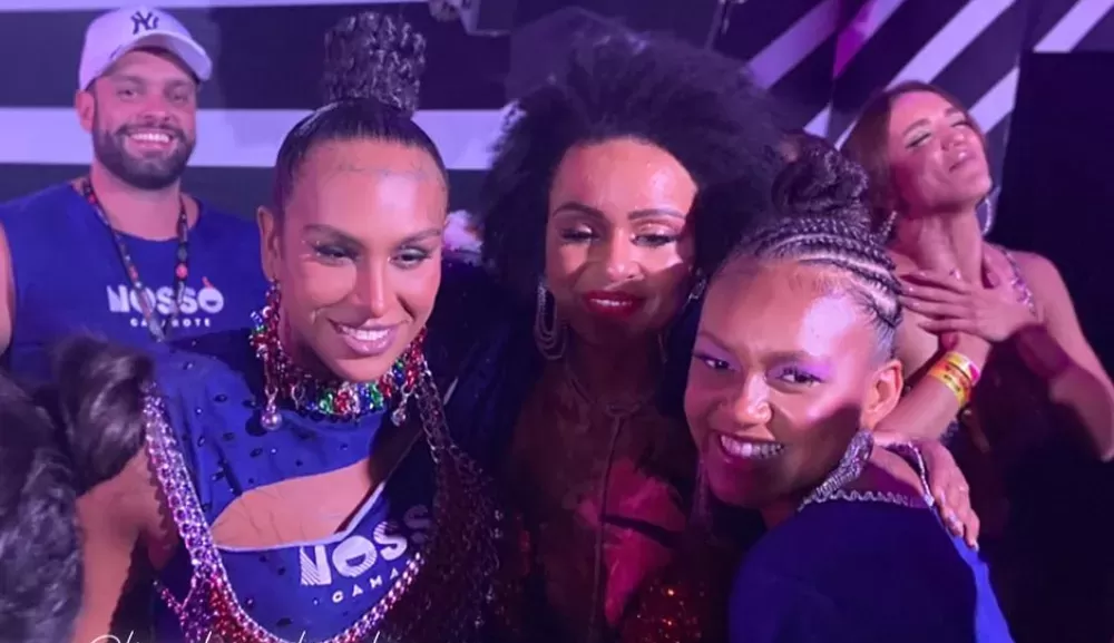 Linn da Quebrada, Natália e Jessilane se encontram na Marquês de Sapucaí