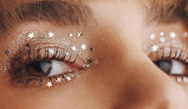 Carnaval e os destaque das maquiagens coloridas