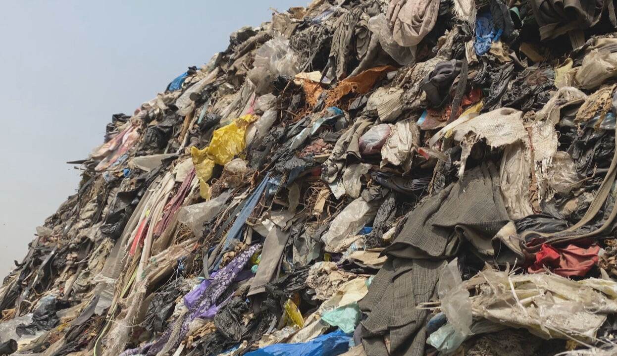 Importância do descarte consciente de roupas usadas