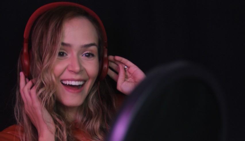 Dubladora Lhays Macedo dá 5 dicas de filmes para curtir o feriadão prolongado com a família