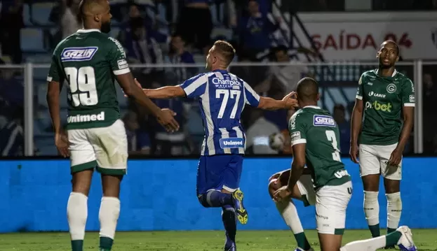 Mesmo com jogador a menos, Avaí vence o Goiás por 3 a 2