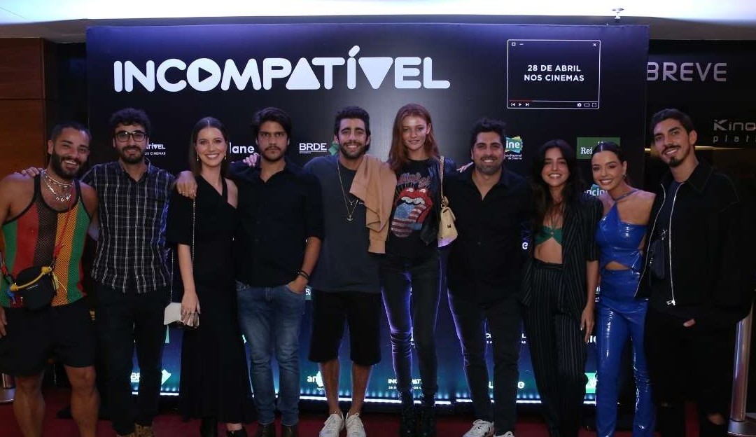 Famosos marcam presença em estreia do filme “Incompatível”