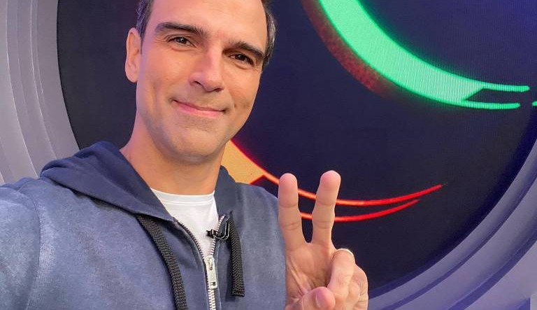 Em clima de despedida, Tadeu Schmidt agradece ao BBB22