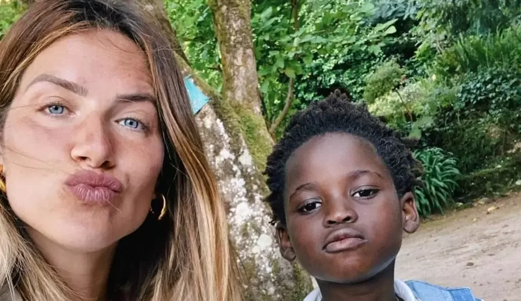 Bless faz visita inesperada para Gio Ewbank durante gravação de série