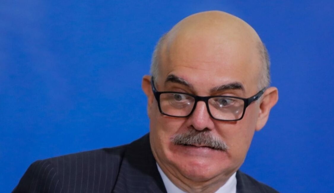 Arma do ex-ministro Milton Ribeiro dispara acidentalmente no aeroporto de Brasília