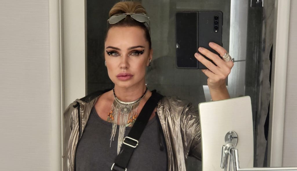 Tatjana Ceratti curte festival de música Coachella, em família com look despojado
