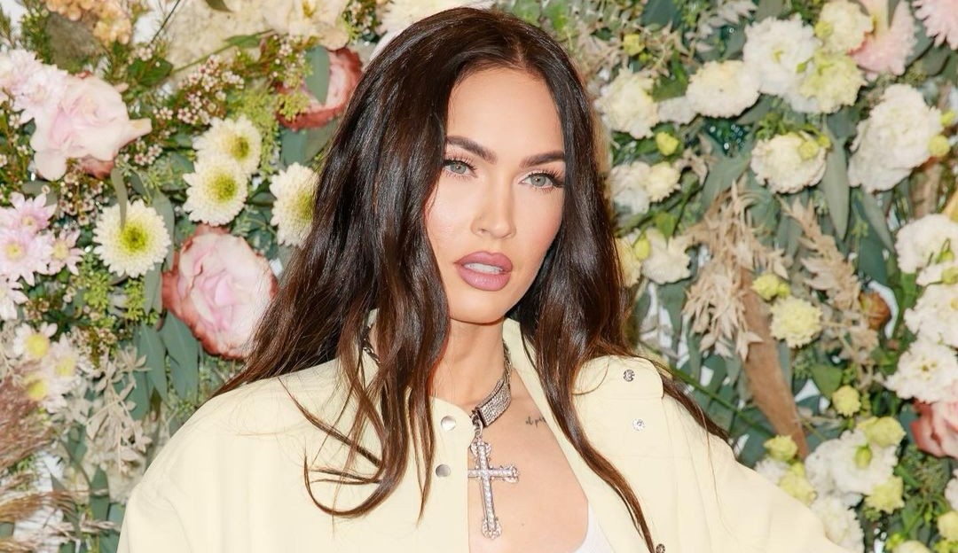 Megan Fox fala sobre ritual com noivo e apoio aos filhos