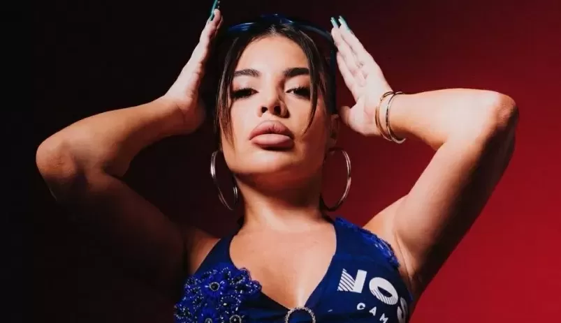 Gkay rasga o verbo ao ser atacada por internauta xenofóbica