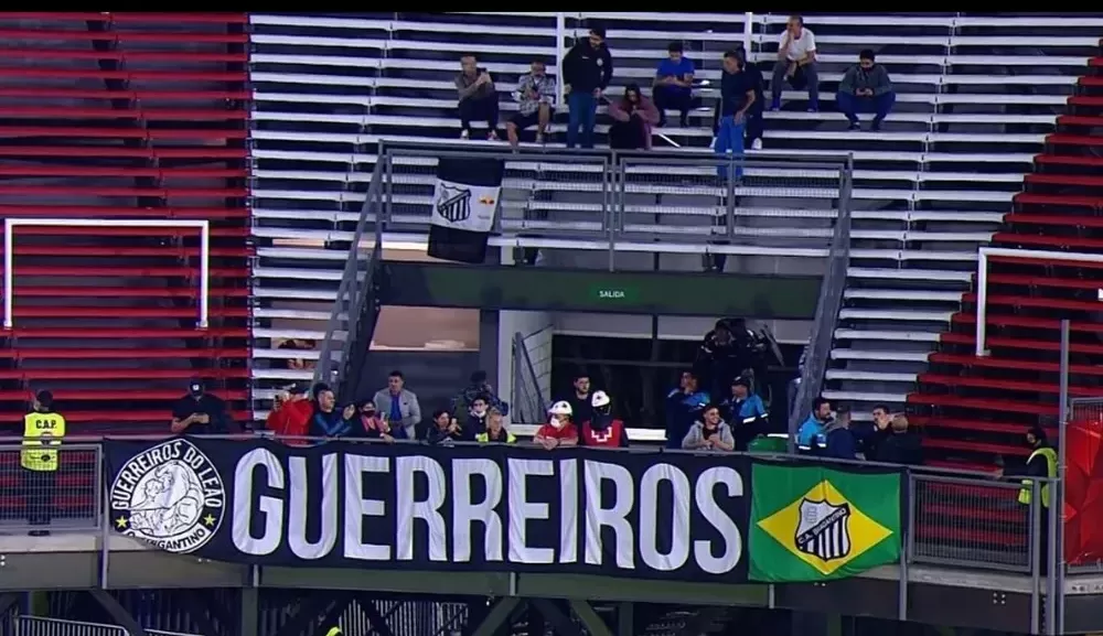 Torcedores do Bragantino sofrem racismo em partida contra o Estudiantes