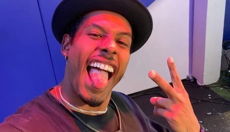 Paulo André curte pós-BBB e recebe cantada de Anitta