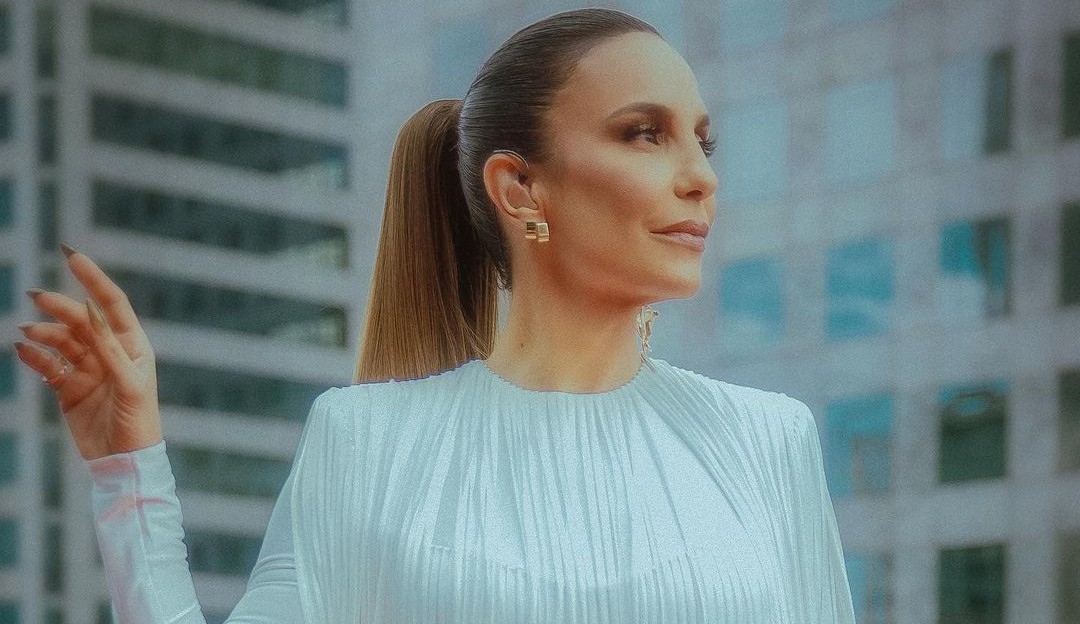 Ivete Sangalo dá entrevista para o Viva a Coroa e fala como lida com padrões de beleza
