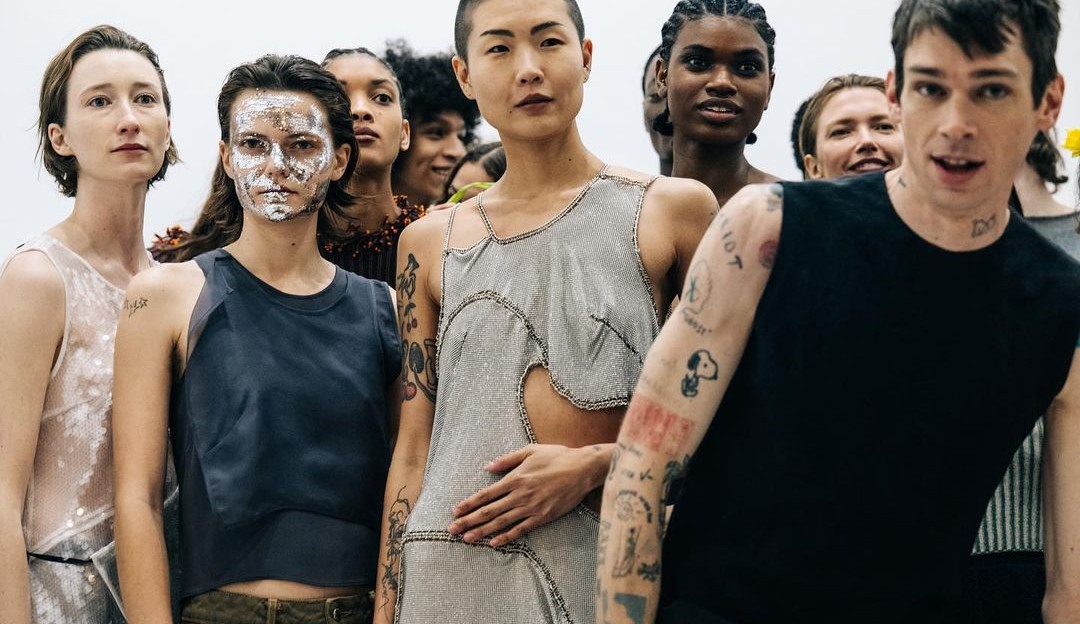 As regatas retornam diretamente do túnel do tempo da moda para as passarelas