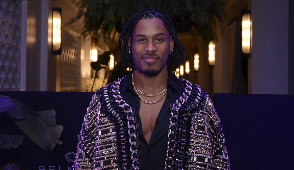 Paulo André estreia novo visual no Baile da Vogue e fãs vão a loucura