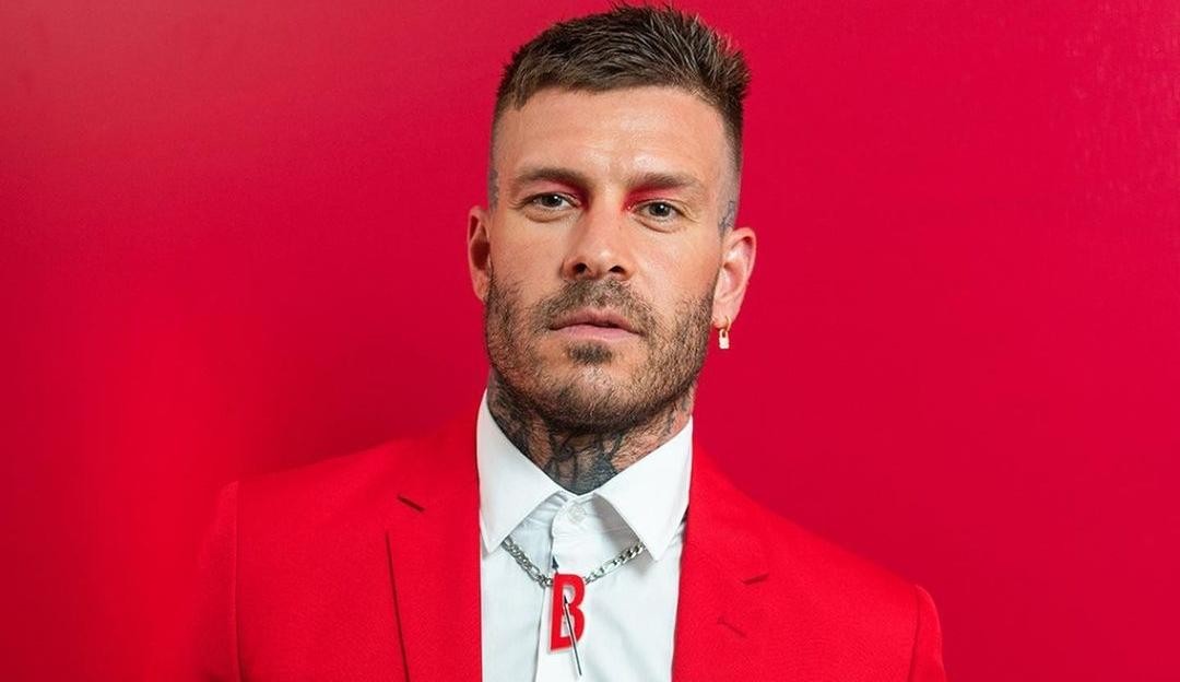 De vermelho e muita maquiagem, Mateus Verdelho dá detalhes de look para o Baile da Vogue