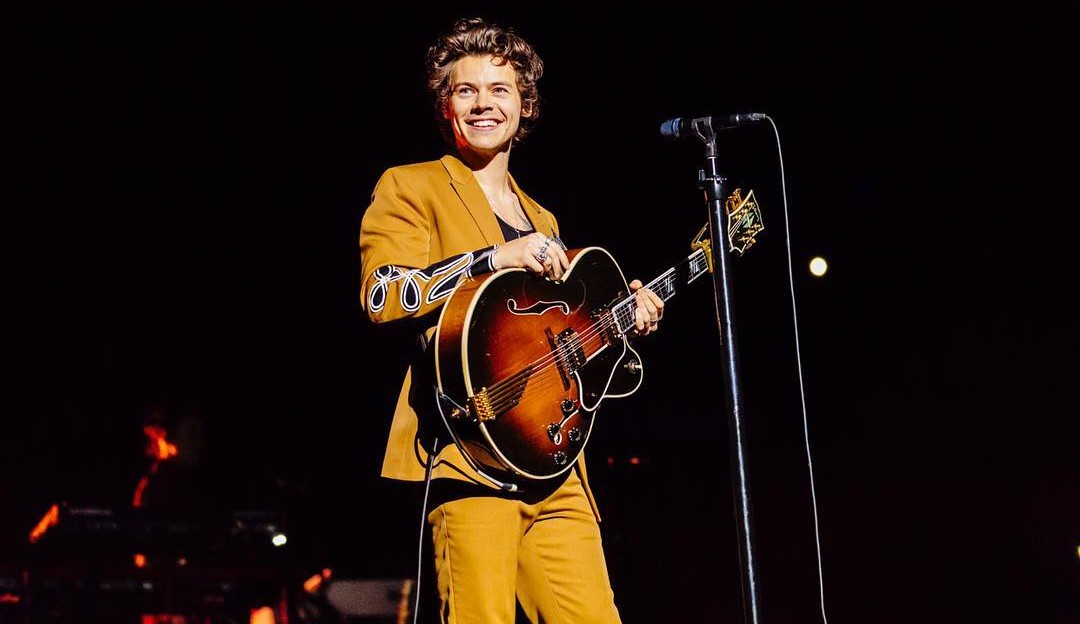 Harry Styles completa um mês do sucesso ‘As It Was’ na parada britânica singles