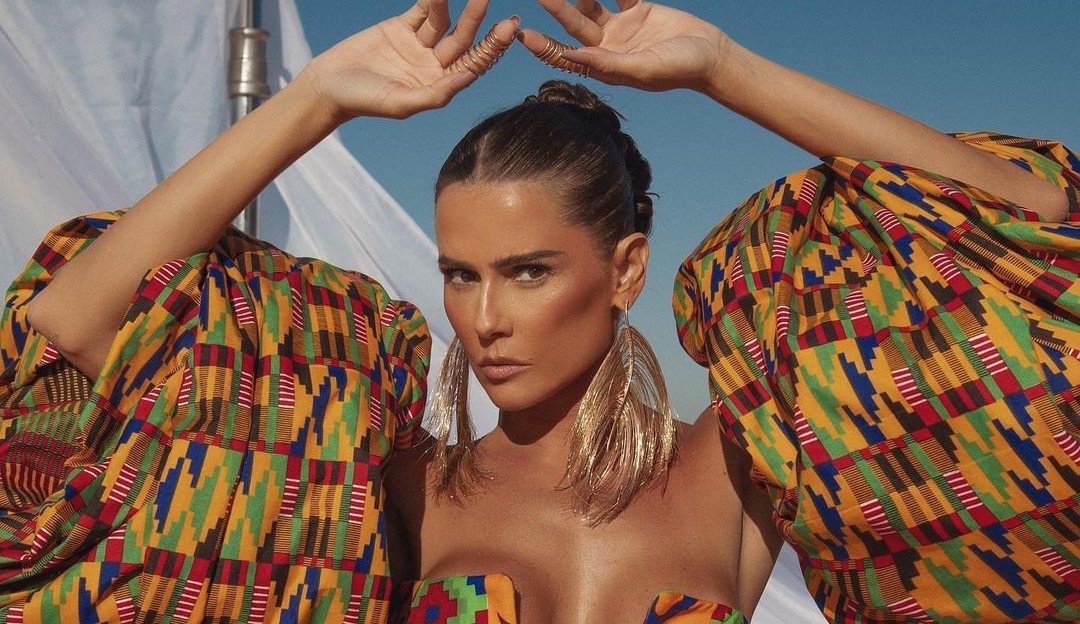 Baile da Vogue 2022: Deborah Secco utiliza look de grife baiana
