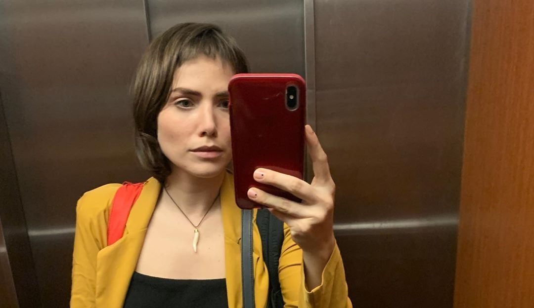 Letícia Colin tenta cortar o próprio cabelo e se diverte com o resultado