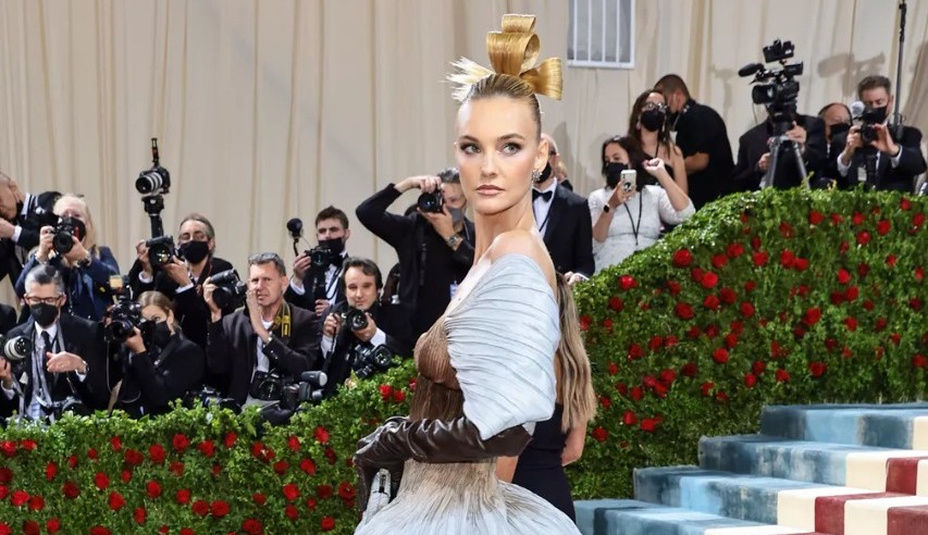 Carol Trentini rouba a cena no MET Gala 2022