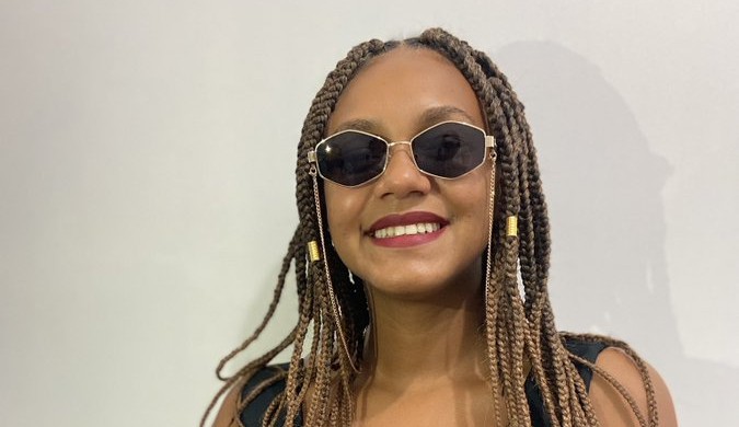 Ex-BBB Jessi expõe dificuldades financeiras na web: “Preciso de dindim”