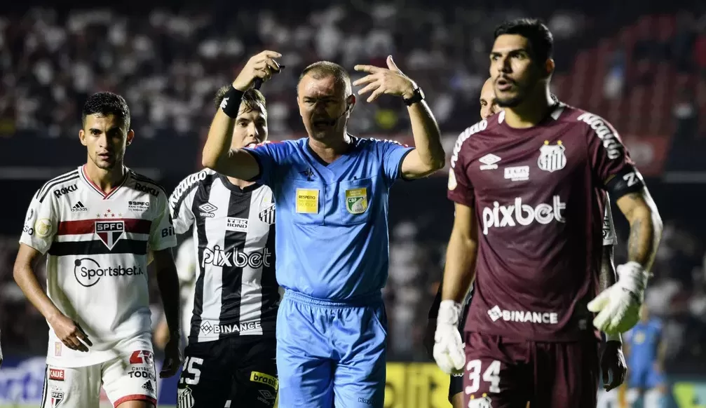 CBF divulga imagens e áudio do VAR em pênalti contra o Santos no clássico SanSão