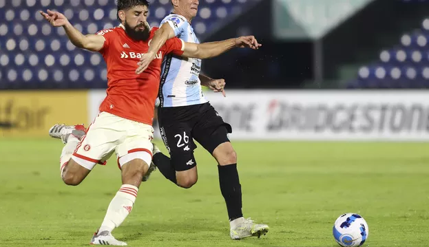 Pecando nas finalizações, Internacional fica só no empate contra o Guaireña