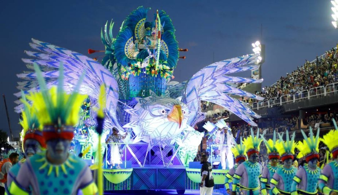 ‘Falta de respeito’, declarou o fotografo Felipe Silva ao registrar público do camarote ignorando o desfile na Sapucaí