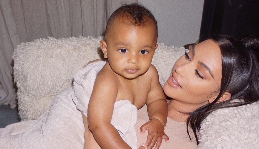 Kim Kardashian dá prévia de festa de 3 anos de filho com tema do herói Hulk