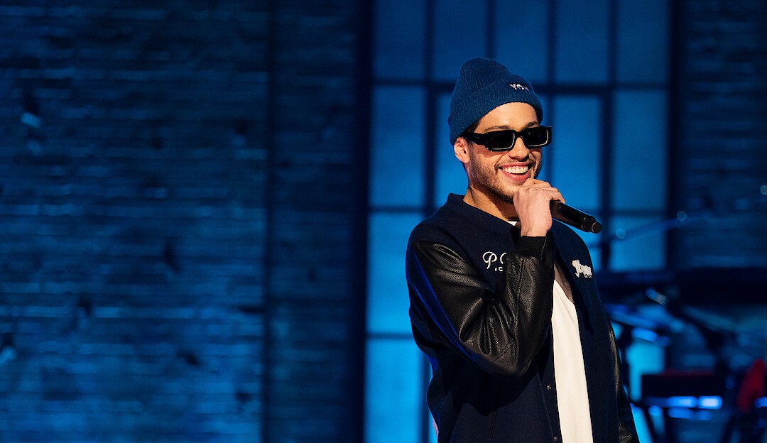 Pete Davidson faz piadas sobre ataques de  Kayne West em novo Stand Up