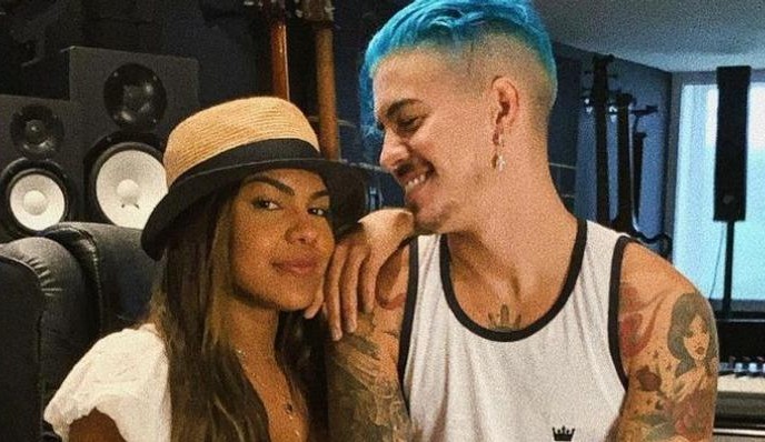 Grávidos? Tays Reis e Biel posam com exame de gravidez com resultado positivo