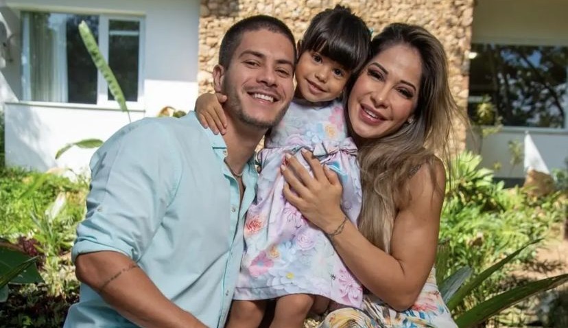 Arthur Aguiar afirma que Maíra Cardi está sofrendo ameaças em rede social