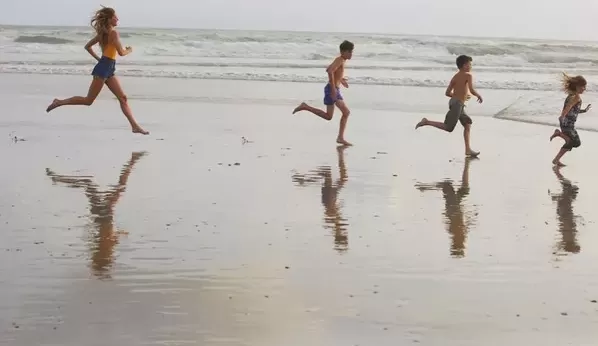 No Dia das Mães, Gisele Bündchen posa com seus filhos na praia