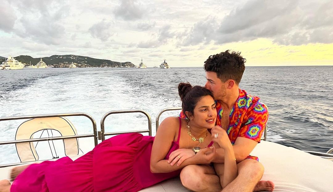 Nick Jonas e Priyanka Chopra postam 1ª foto da filha após bebê passar mais de 100 dias na UTI