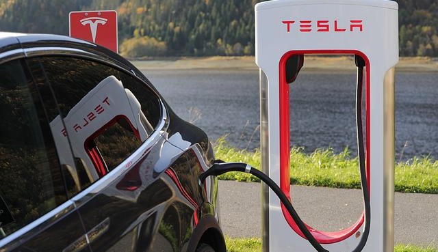 As vendas de automóveis elétricos fazem com que a Volkswagen perceba a disputa acirrada com Tesla