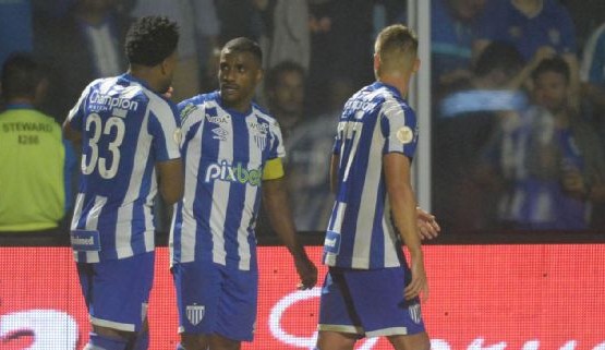 Avaí vence o Coritiba por 2 a 1 no Brasileirão e encosta no vice-líder Santos