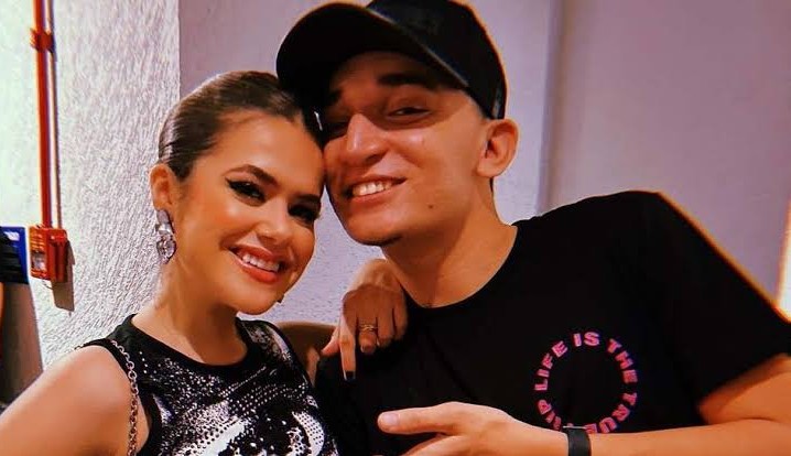 João Gomes usa blusa com foto de Maísa