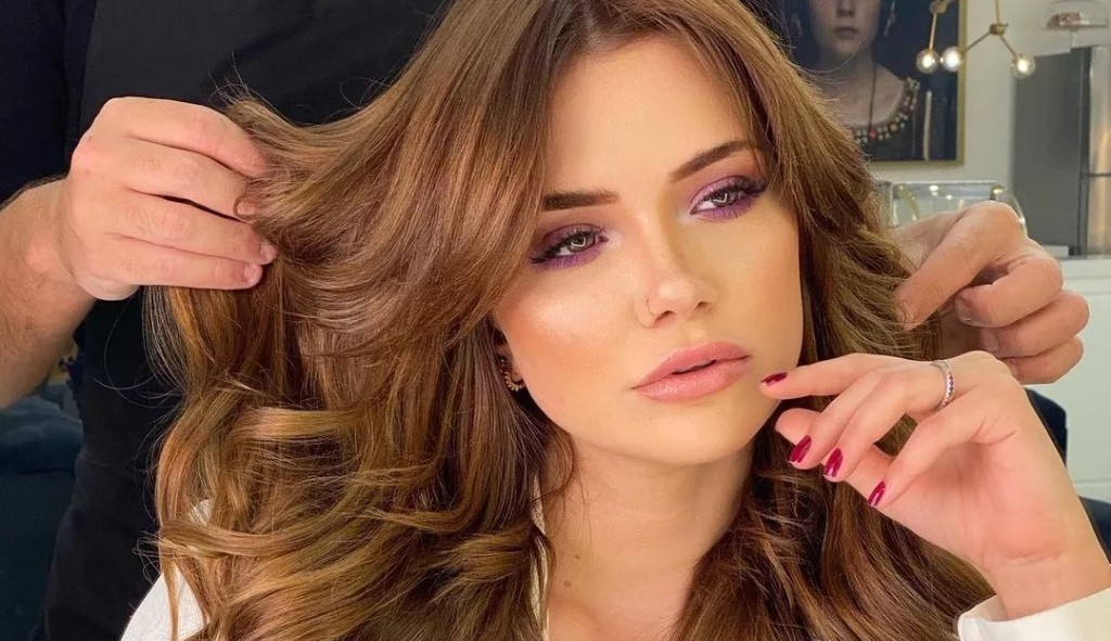 Marcela Mc Gowan surpreende ao postar uma selfie de fios morenos e curtos