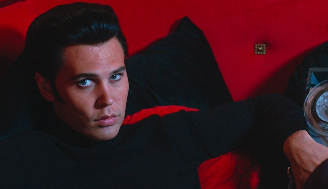 Austin Butler aparece caracterizado como Elvis Presley em nova foto divulgada