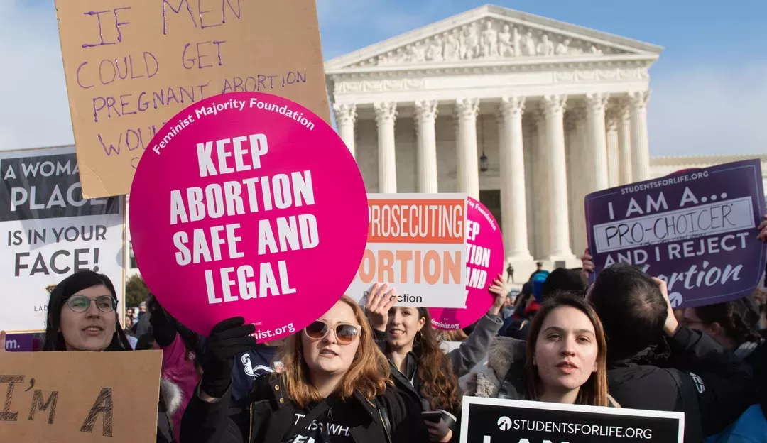 Regra sobre aborto pode mudar nos EUA e impactar debate nas eleições de outubro no Brasil