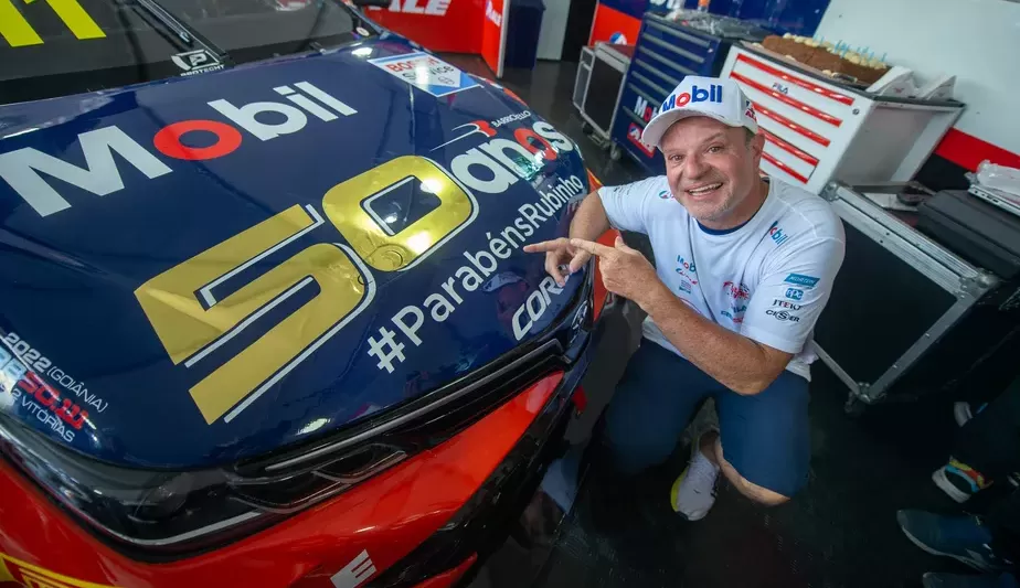 Rubens Barrichello ganha surpresa em comemoração aos 50 anos