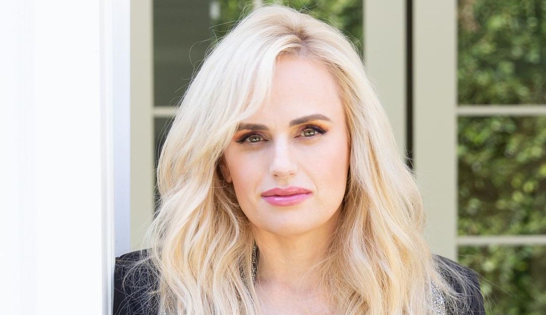 Rebel Wilson recria o clipe de Britney Spears no filme ‘De Volta ao Baile’, confira