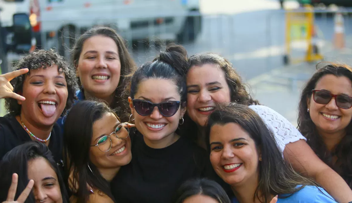 Juliette é recebida por fãs no aeroporto e posa para fotos