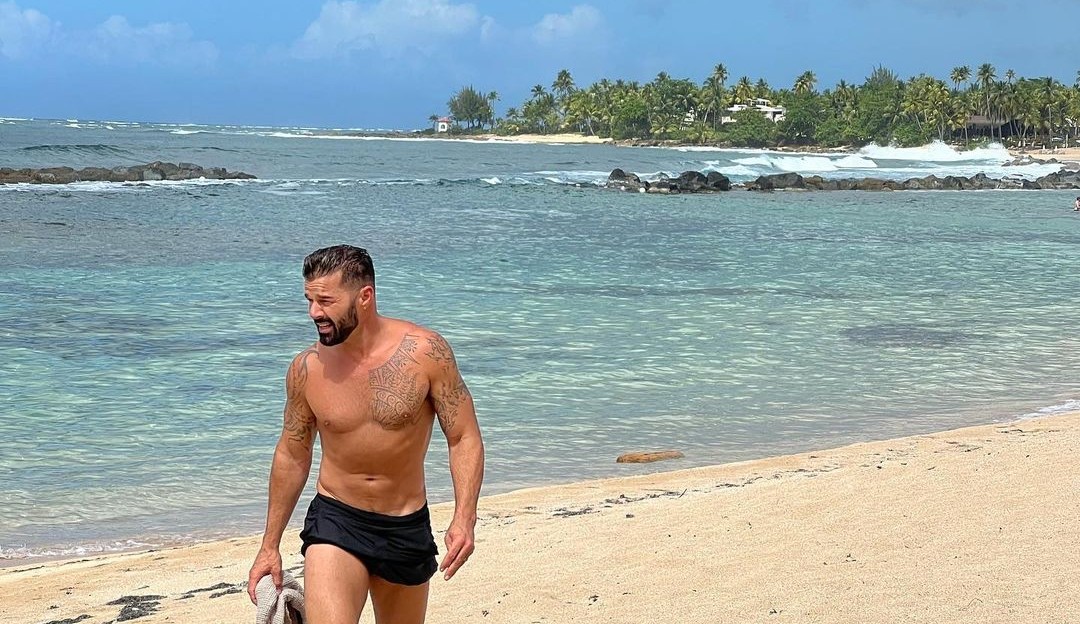 Aos 50 anos Ricky Martin mostra boa forma