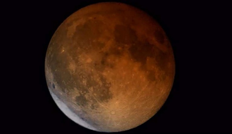 Eclipse lunar acontece na madrugada desta segunda-feira (16)