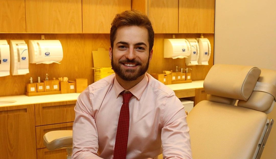 Thales Bretas aumenta suspeitas de affair após ser visto em show do cantor Silva