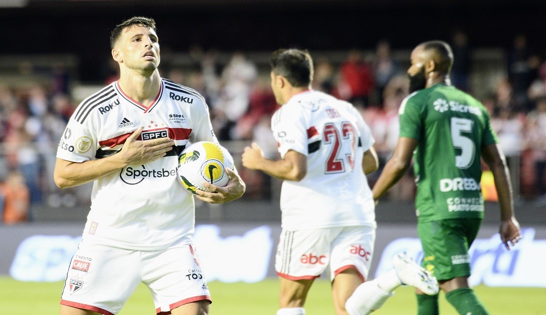 São Paulo vence Cuiabá, de virada, por 2 a 1 e se aproxima da liderança